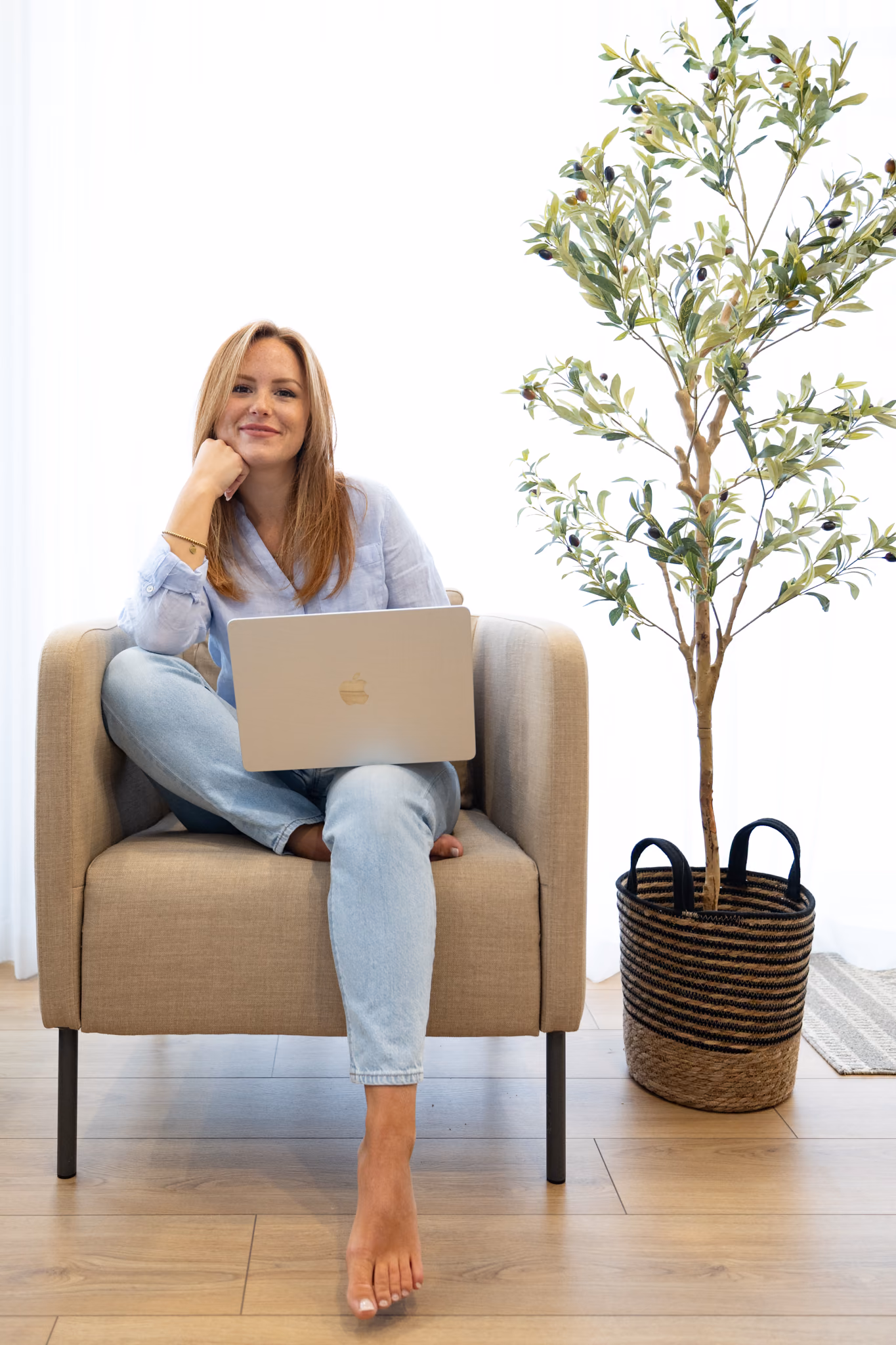 Élisabeth Dulude avec son ordinateur portable au bureau