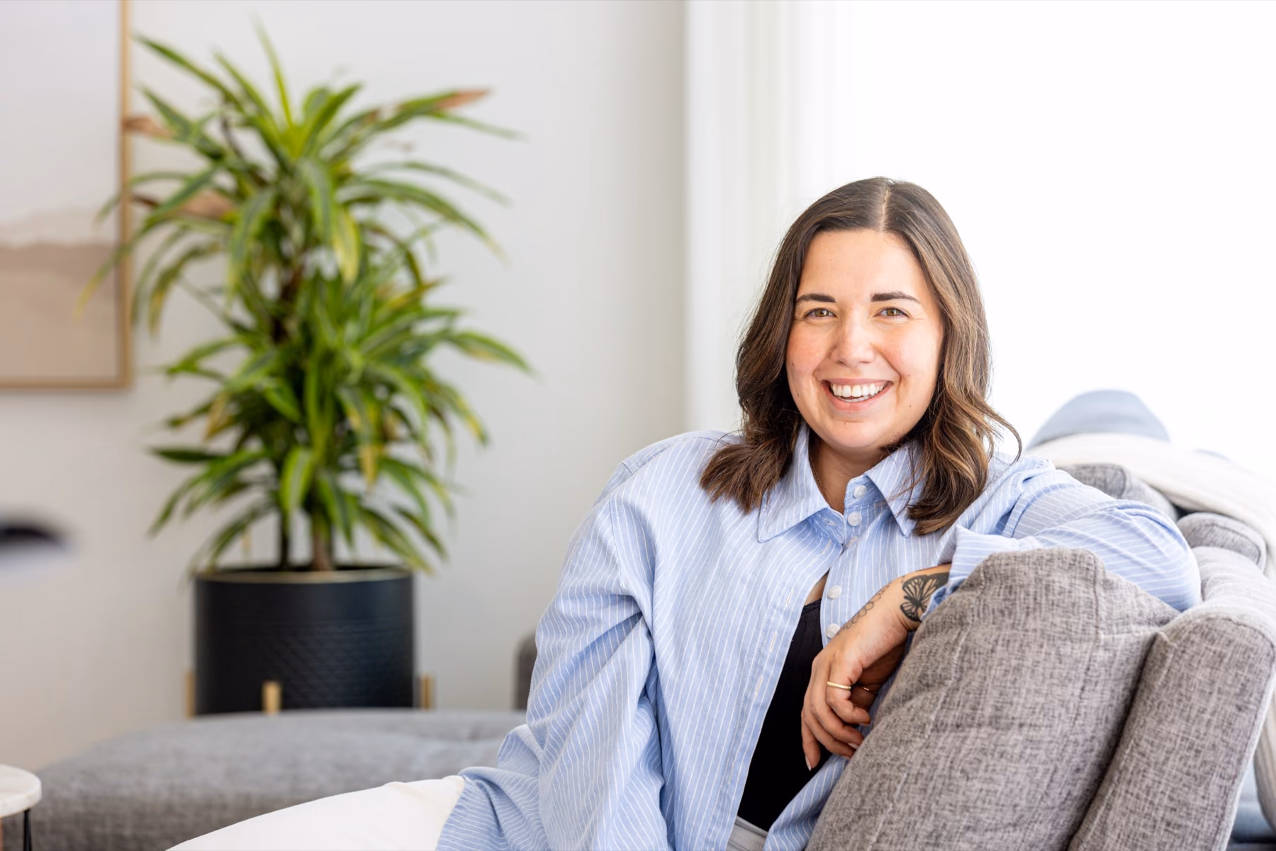 Émilie Boivin-Bilodeau assise sur un canapé au bureau